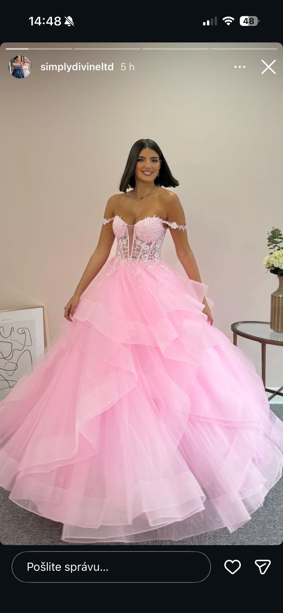Pink volánková róba s čipkou a kamienkami